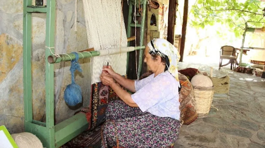 Turkish carpet weaving artisan